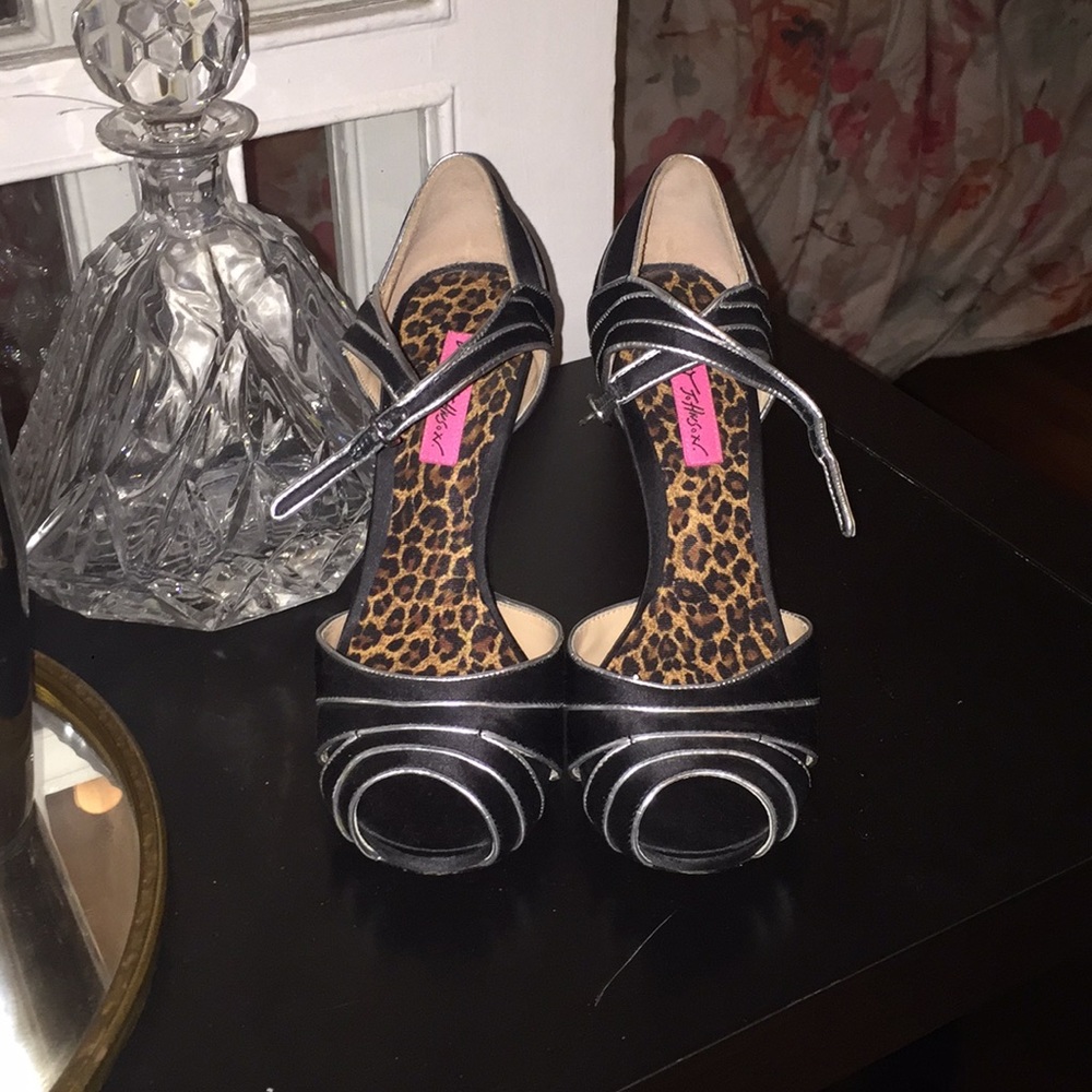 Betsy Johnson satin leather soled pumps❤️
